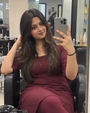 Madhuri 29, South Mumbai housewife escort — salon mirror selfie