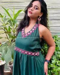 striking portrait of Roshini, Vashi, Mumbai call girls