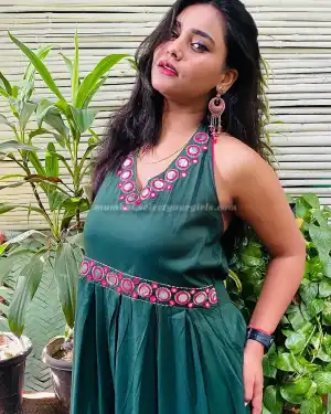 striking portrait of Roshini, Vashi, Mumbai call girls