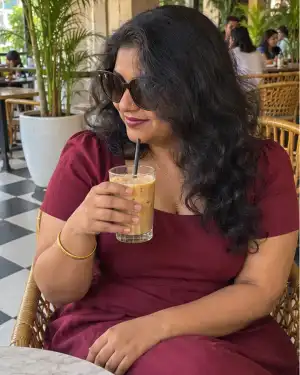 Rekha — aunty escort in Chembur in a cafe, face hidden by sunglasses
