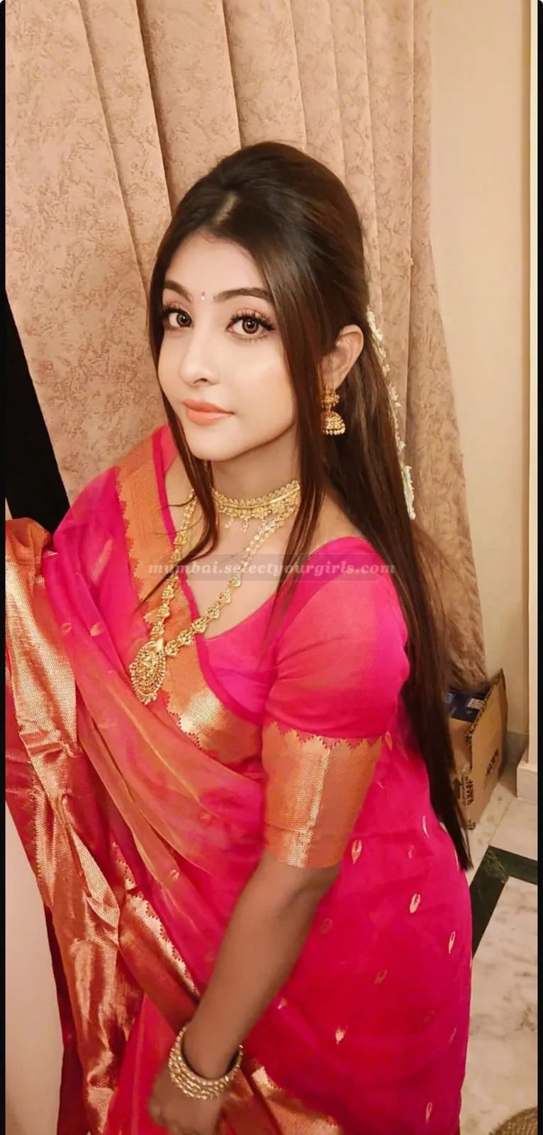 strikingly-beautiful Divya 24, real photo from Navi Mumbai
