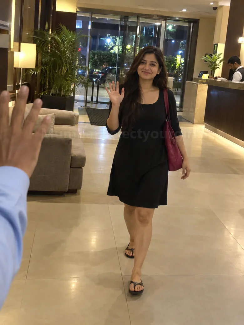 Booking a Mumbai escort, step 3: she arrives at the hotel lobby